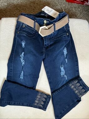 Embroidered butt lift Hem Dark Blue Jeans with Beige Belt